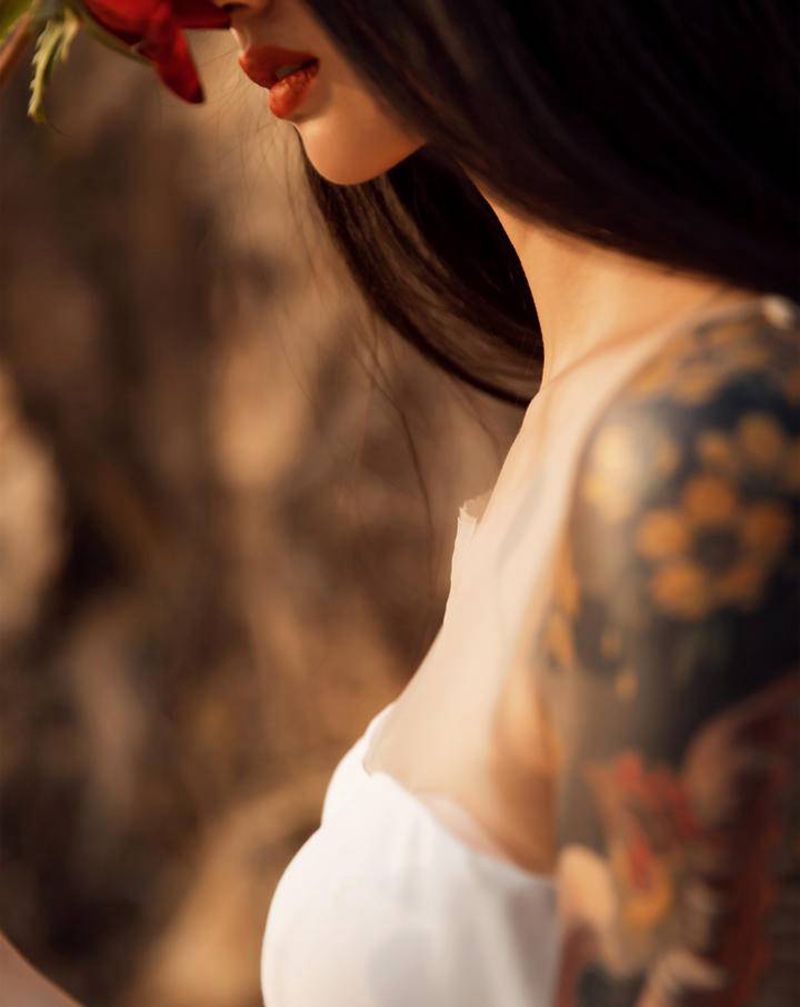 关于手稿纹身图片_胸部新传统纹身图案