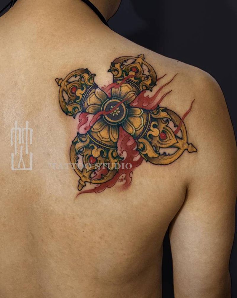 十字降魔杵纹身图片_背部新传统纹身图案