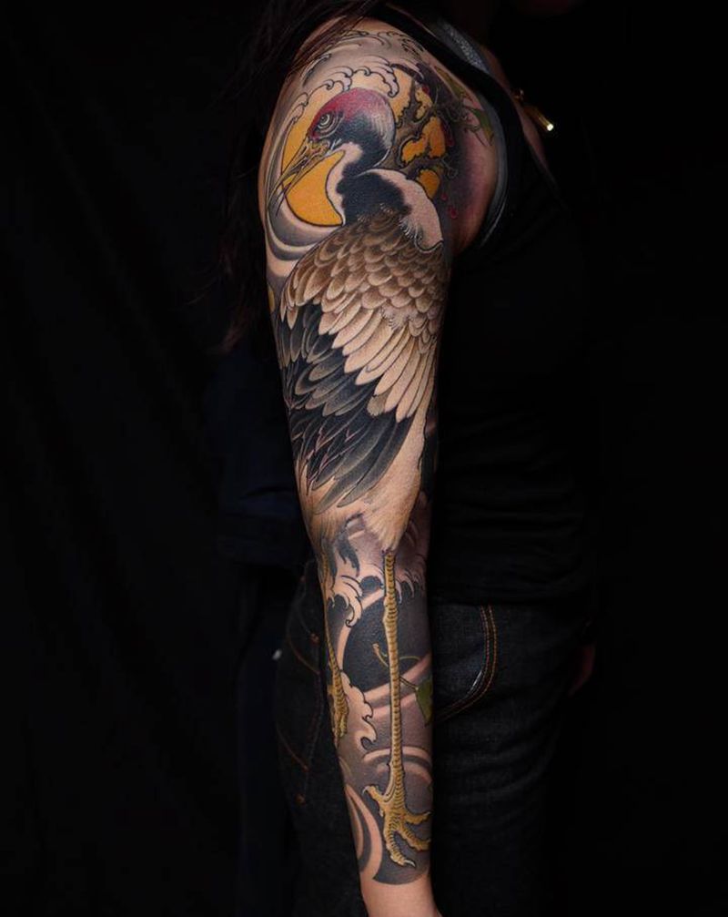 褐色的仙鹤纹身图片_手臂新传统纹身图案