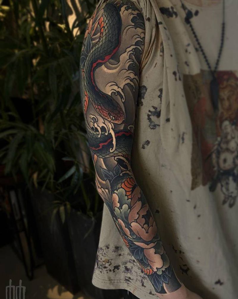 牡丹蛇纹身图片_手臂新传统牡丹蛇纹身图案