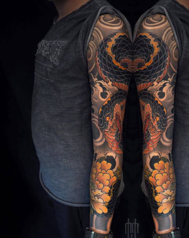 又是牡丹 蛇纹身图片_手臂新传统纹身图案