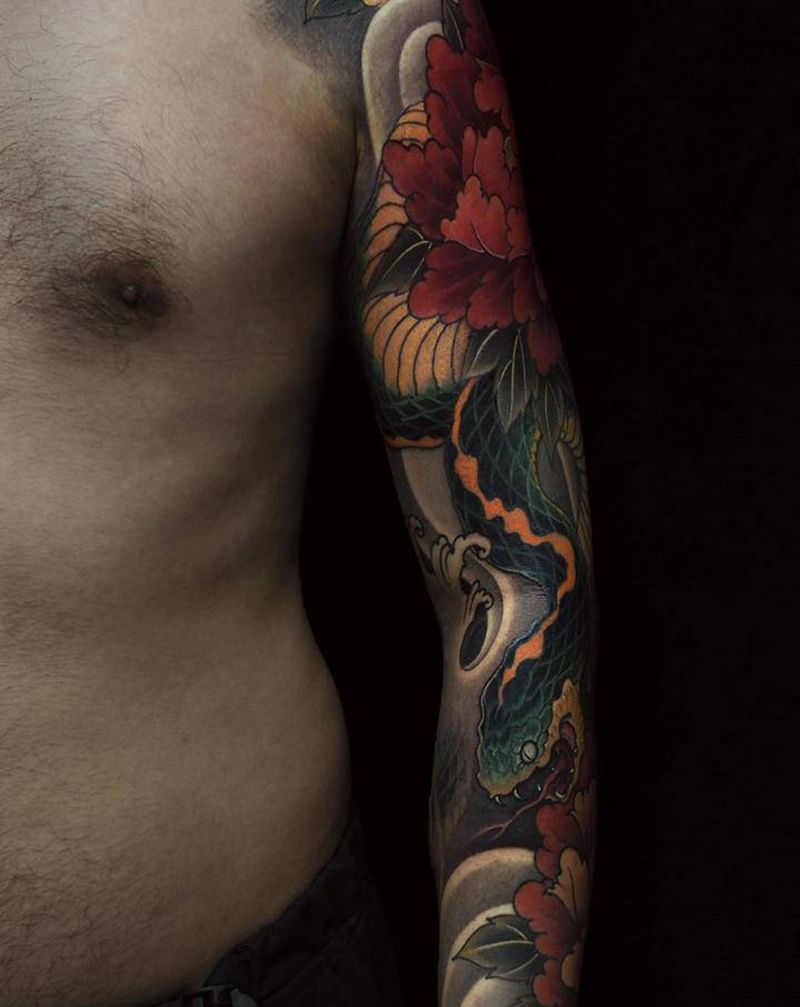 又是蛇配牡丹纹身图片_手臂新传统纹身图案