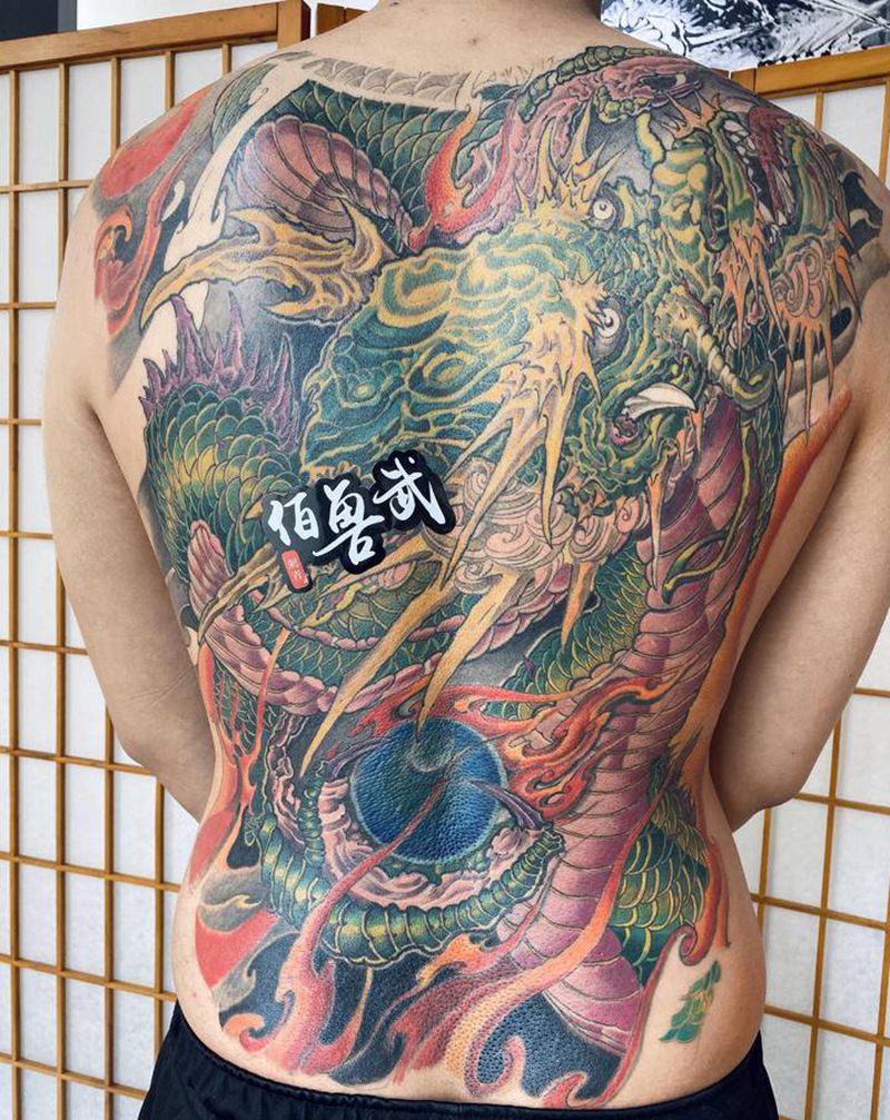 满背龙纹身图片_背部新传统纹身图案