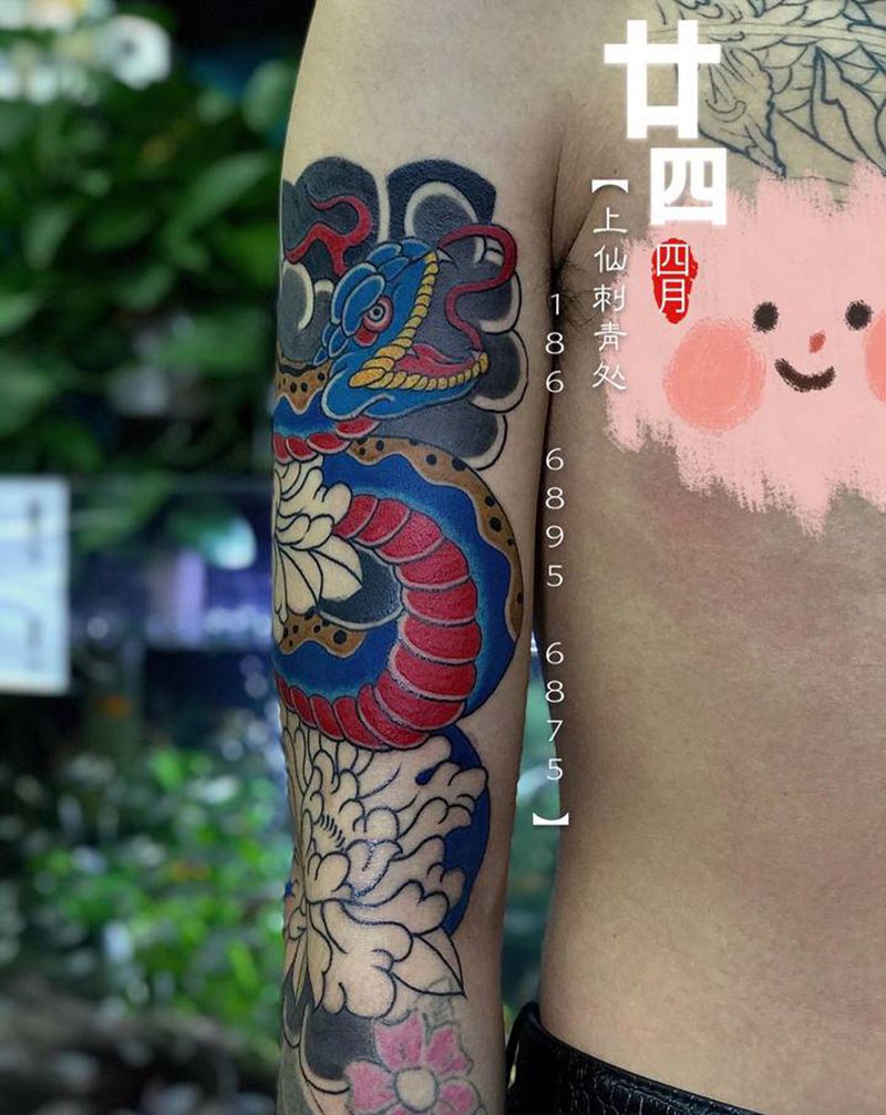 蛇纹身图片_肩部手臂老传统日式老传统蛇纹身图案