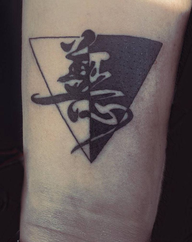 善恶纹身图片_手部几何纹身图案