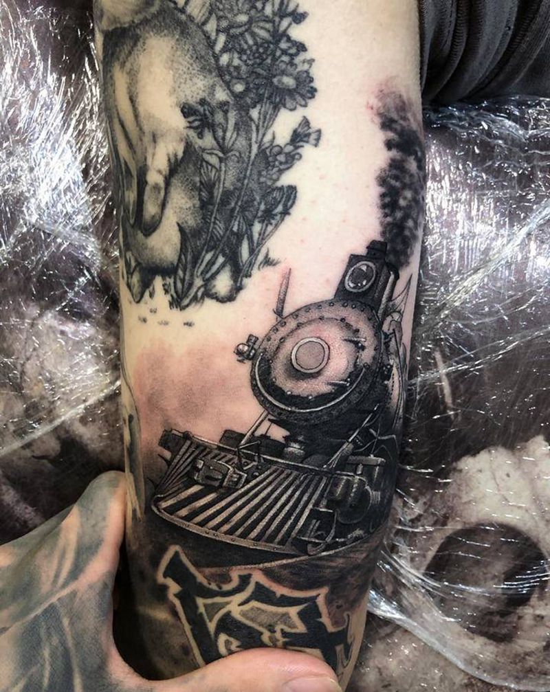 小火车纹身图片_手臂纹身图案