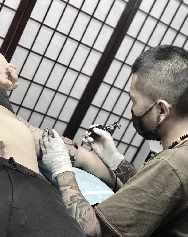 遮盖纹身图片_肩部老传统纹身图案