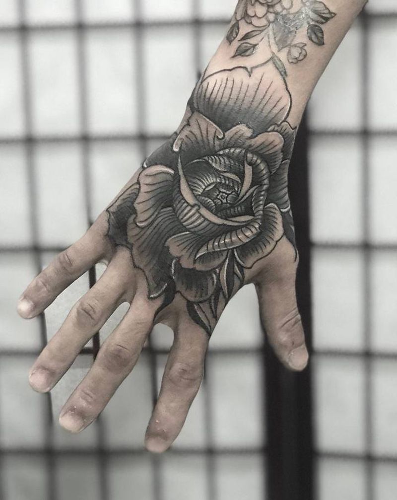 花手纹身图片_手部纹身图案