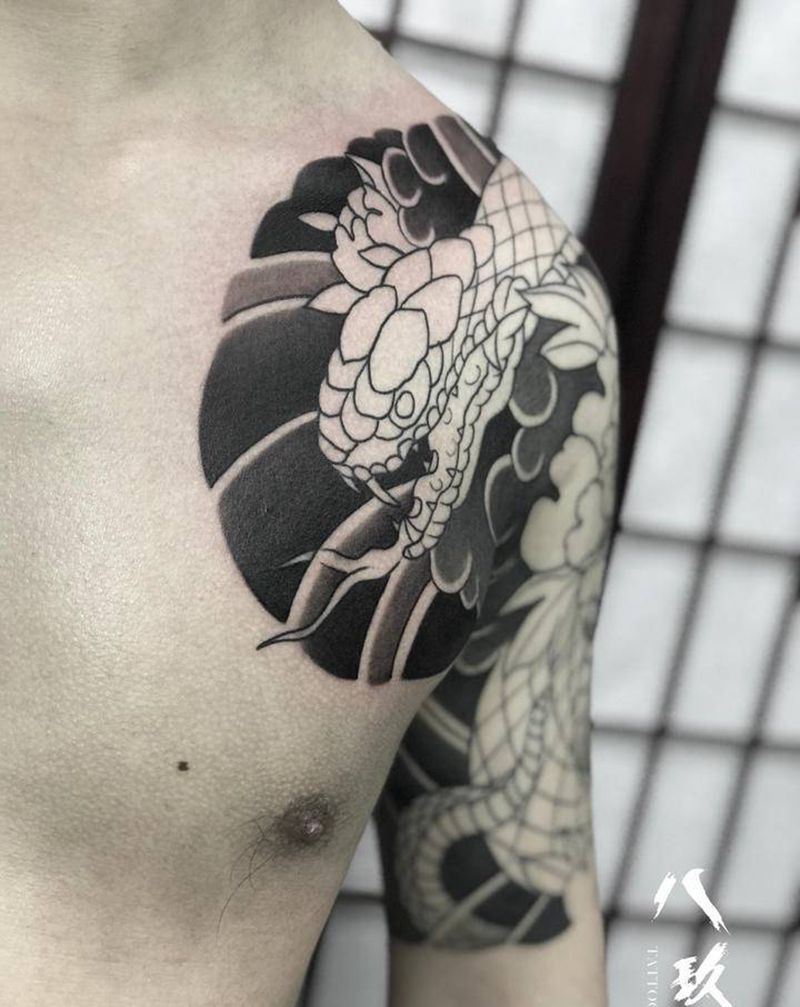 未完纹身图片_肩部老传统纹身图案