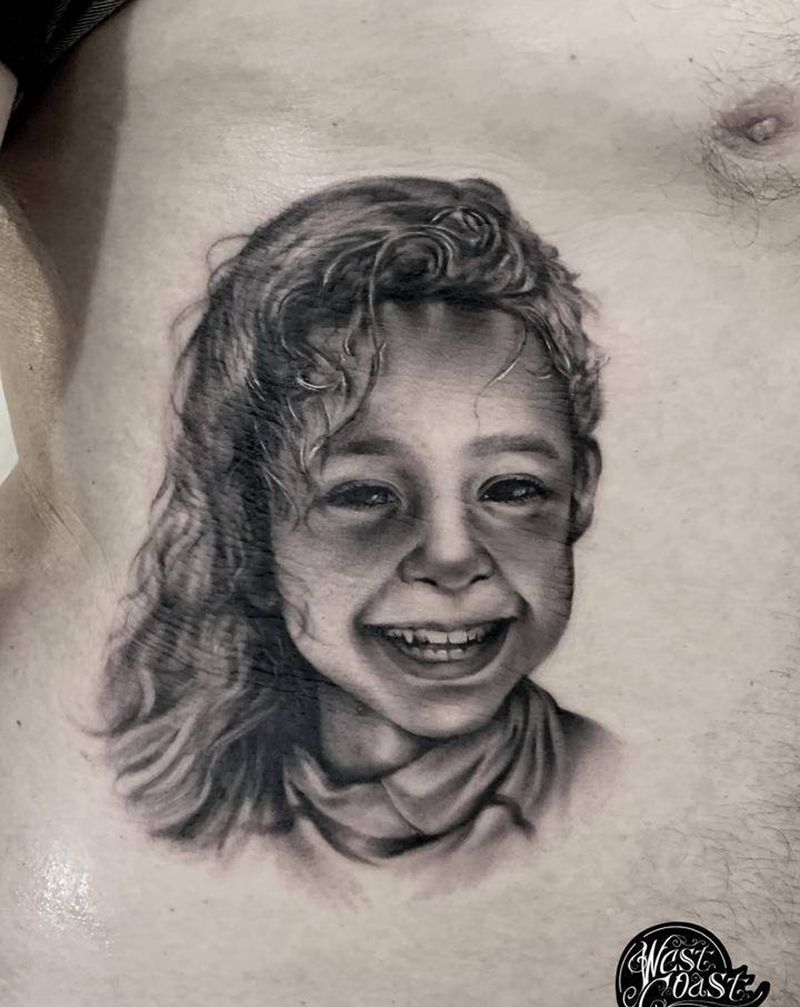 来自巴西朋友的小女儿纹身图片_腰部欧美写实肖像纹身图案