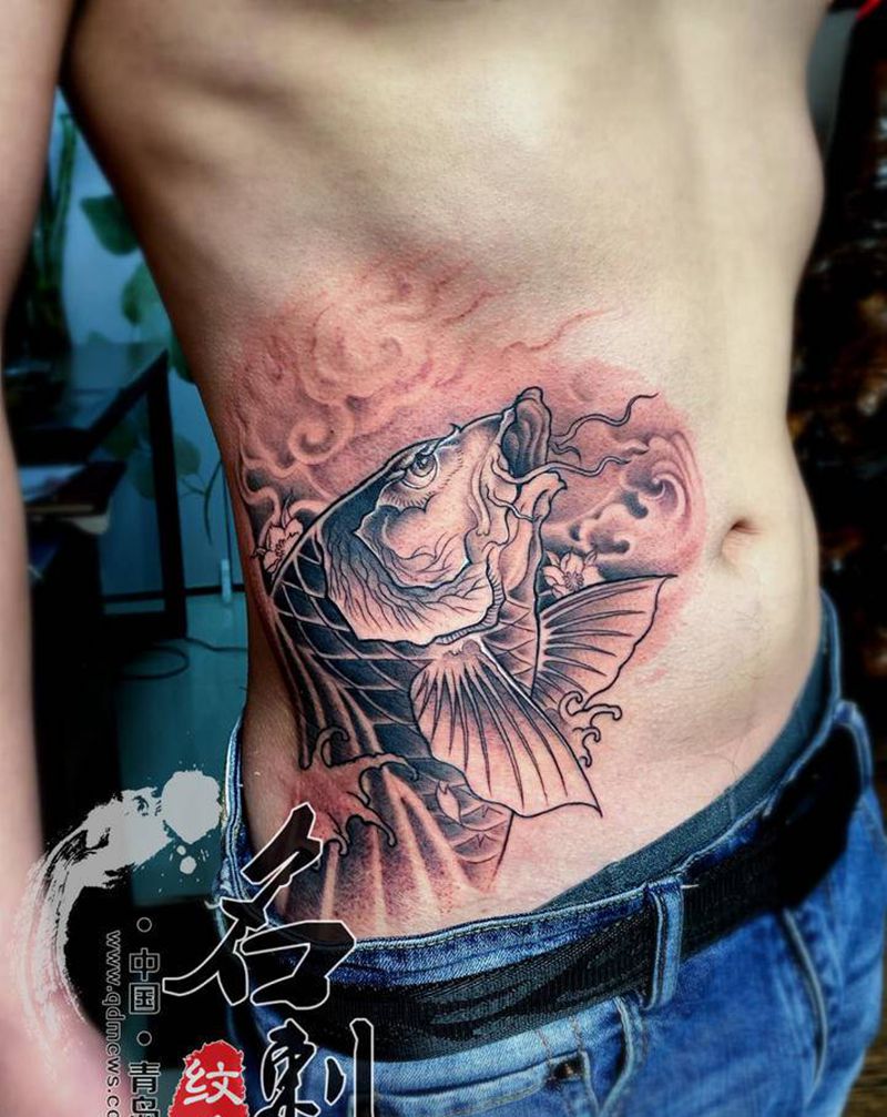 鲤纹身图片_腰部新传统纹身图案