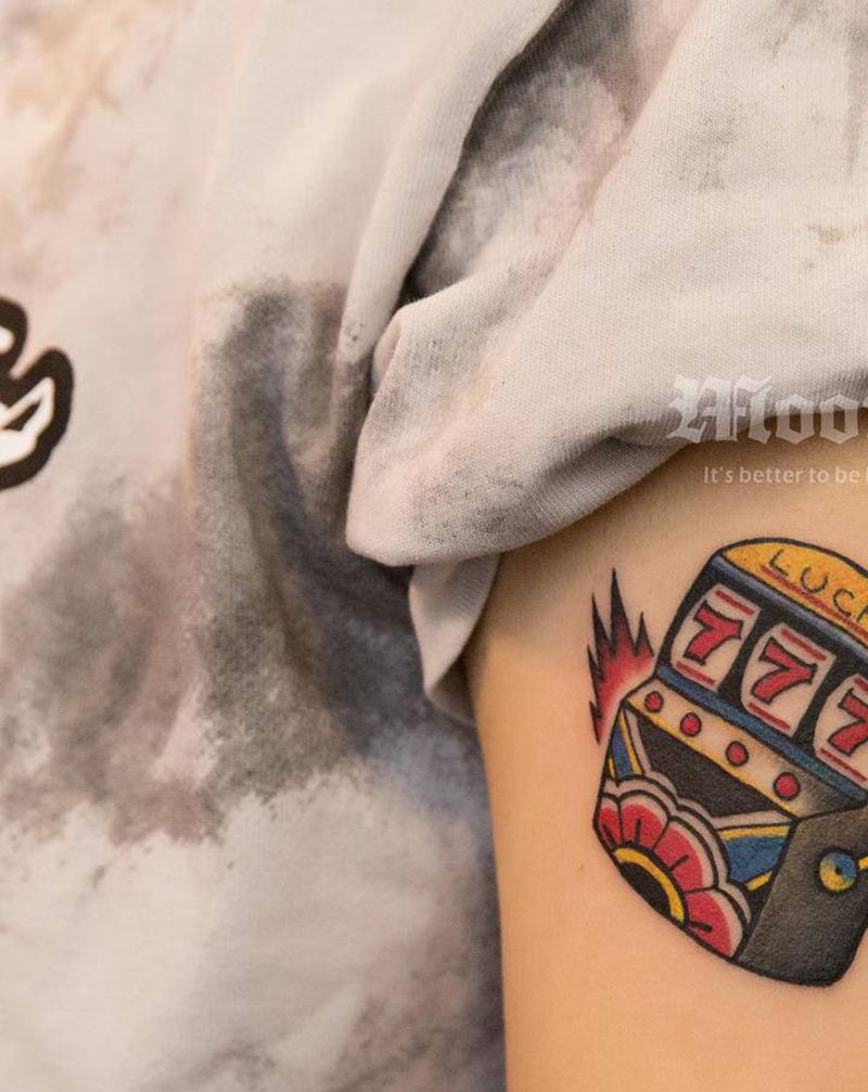 老虎机纹身图片_手臂Old School纹身图案
