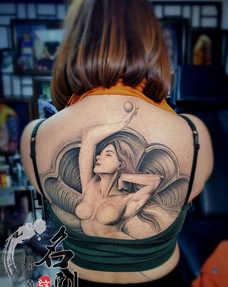 美人鱼纹身图片_背部欧美写实纹身图案