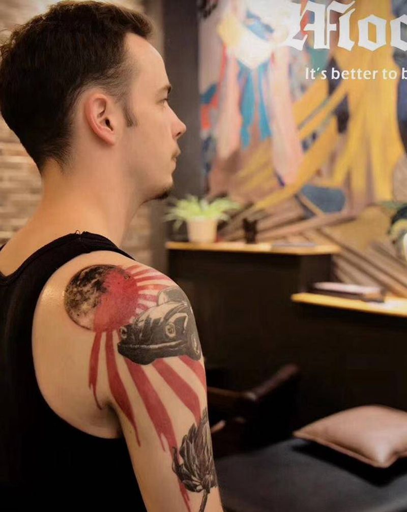 月亮纹身图片_臀部纹身图案