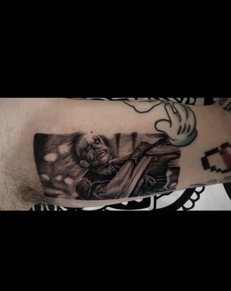 小丑纹身图片_手臂欧美写实纹身图案