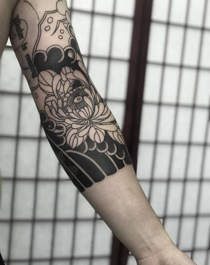 日式菊花七分袖纹身图片_老传统纹身图案