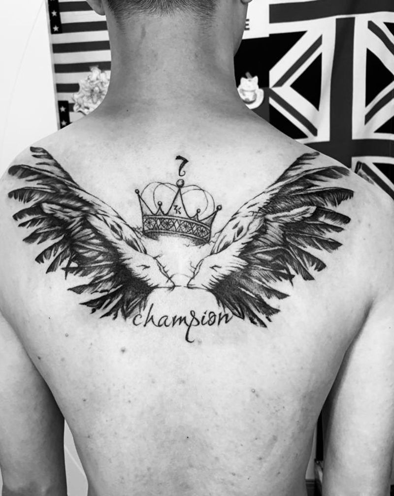 翅膀皇冠纹身图片_背部几何点刺纹身图案