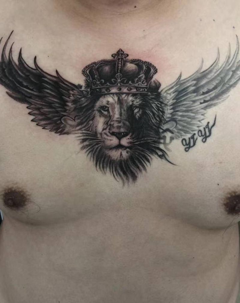 狮子翅膀纹身图片_胸部欧美写实纹身图案