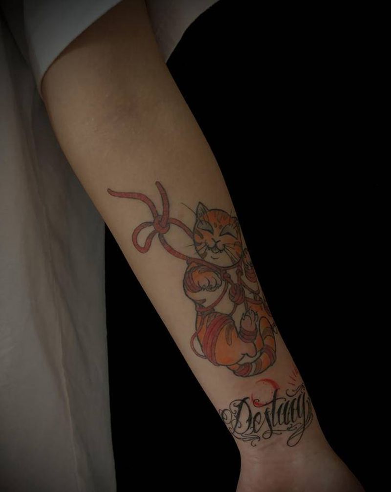 花体字  小猫咪纹身图片_手臂Old School花体字纹身图案
