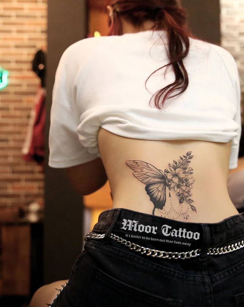 蝴蝶纹身图片_腰部纹身图案