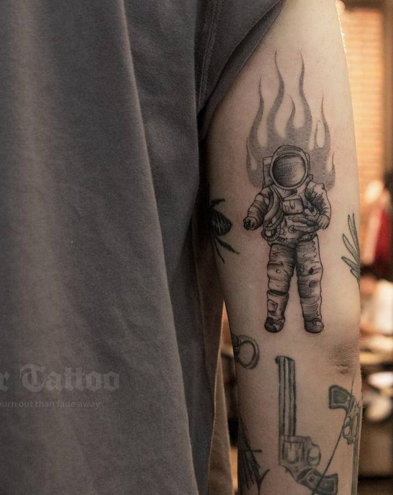 宇航员纹身图片_肩部纹身图案