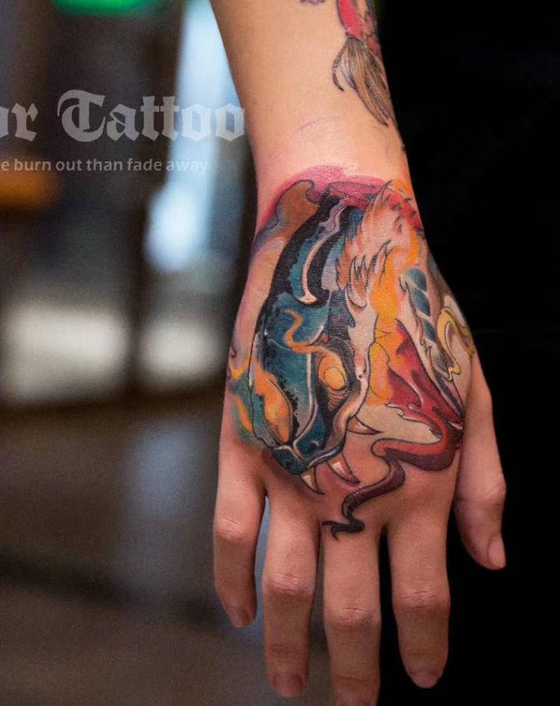 蛇纹身图片_手部纹身图案