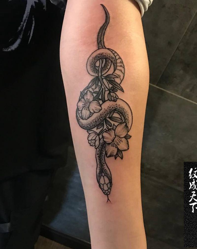 素花蛇纹身图片_手臂点刺纹身图案