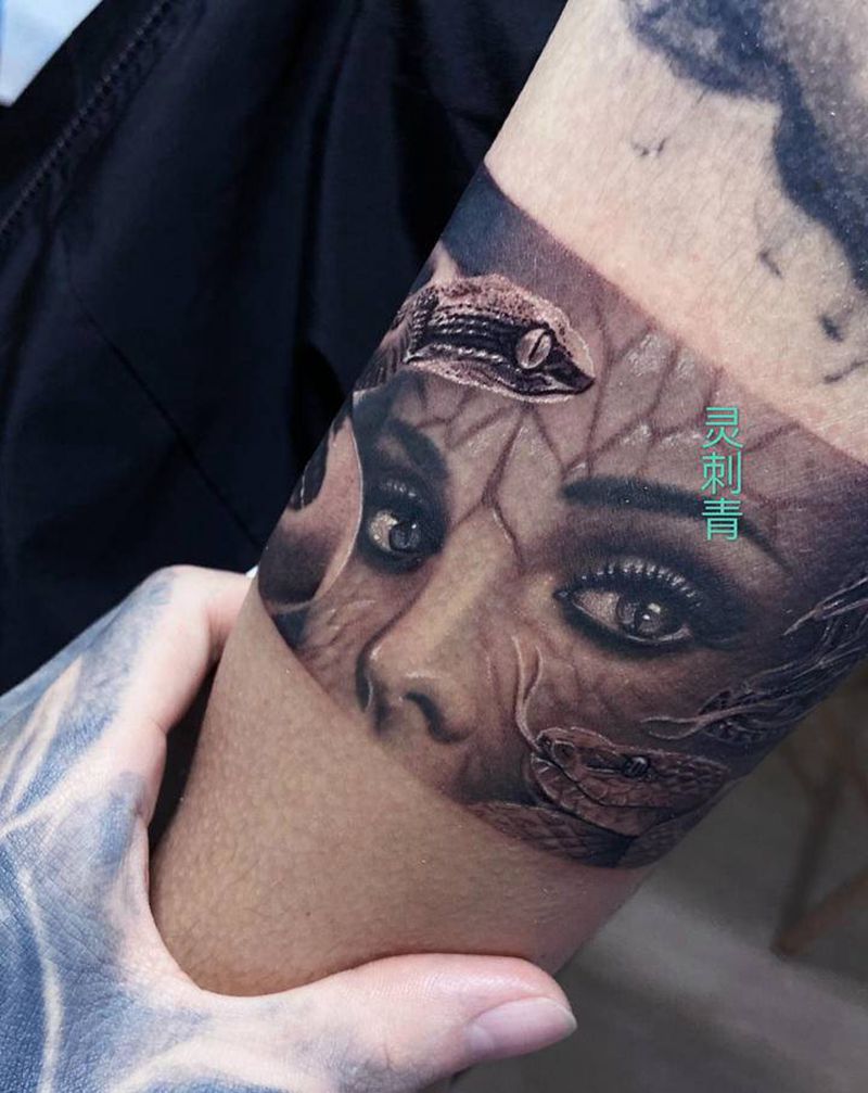 美杜莎纹身图片_手臂欧美写实美杜莎纹身图案