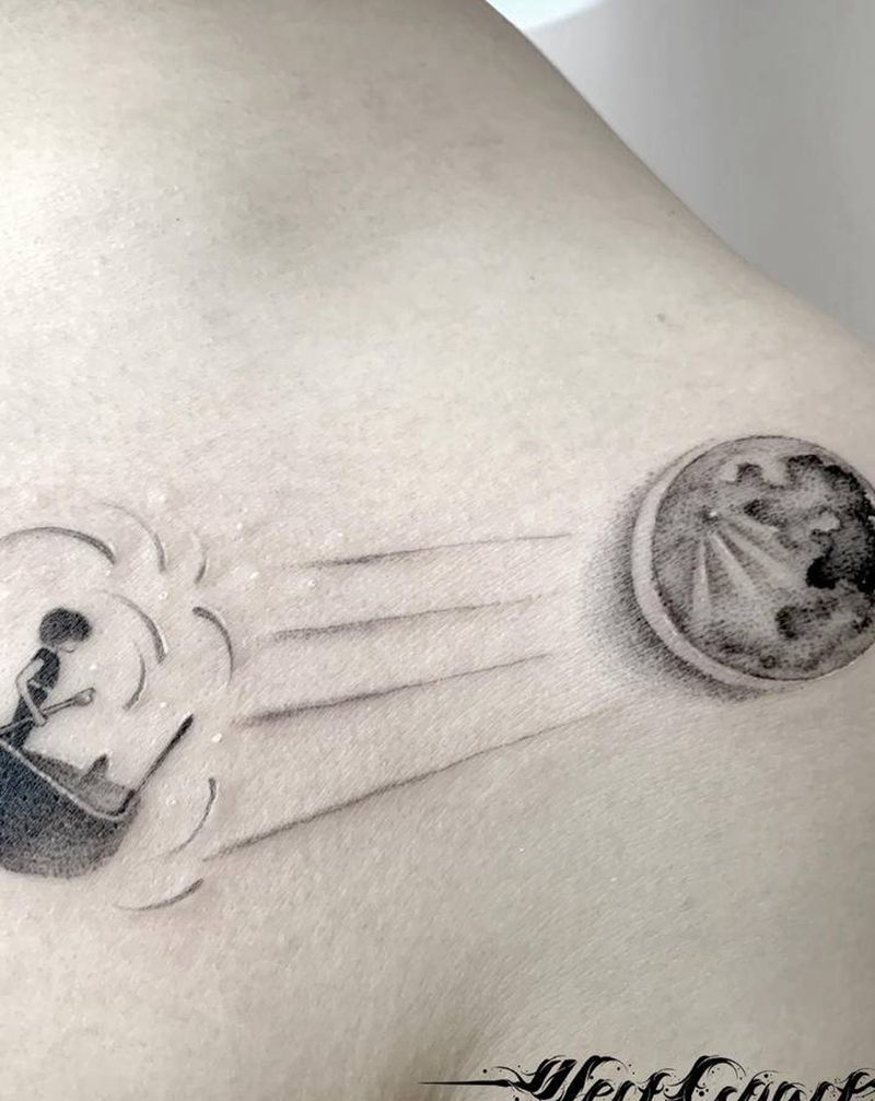 精细的月亮船纹身图片_胸部点刺纹身图案