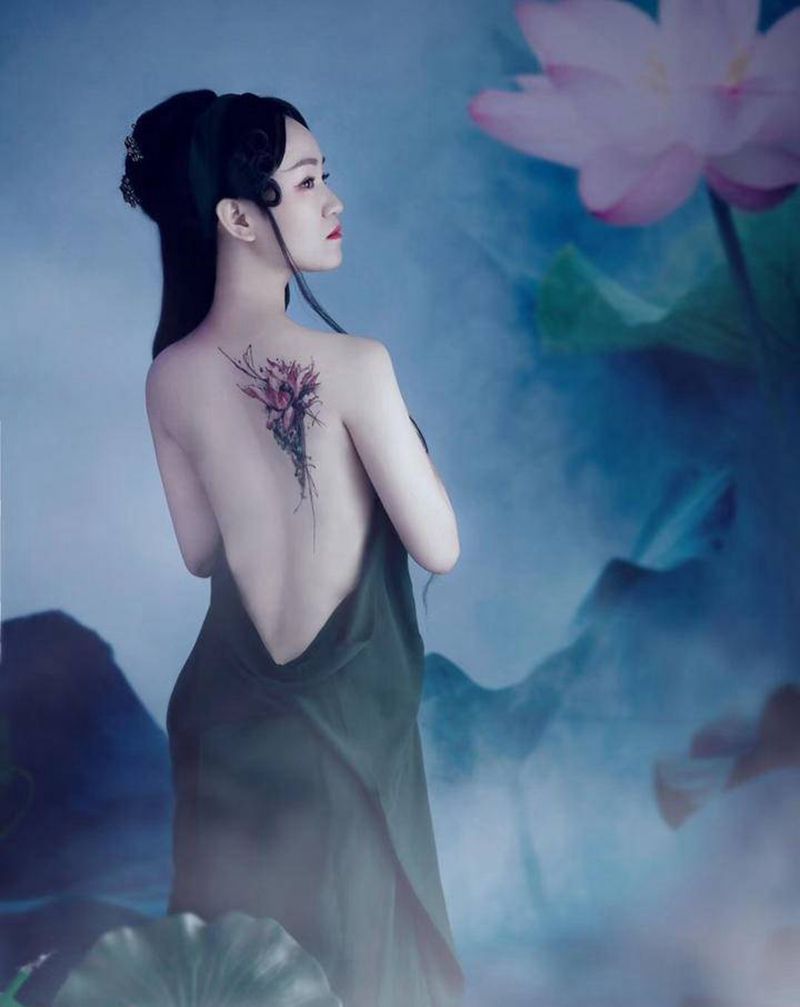 花纹身图片_背部水彩纹身图案