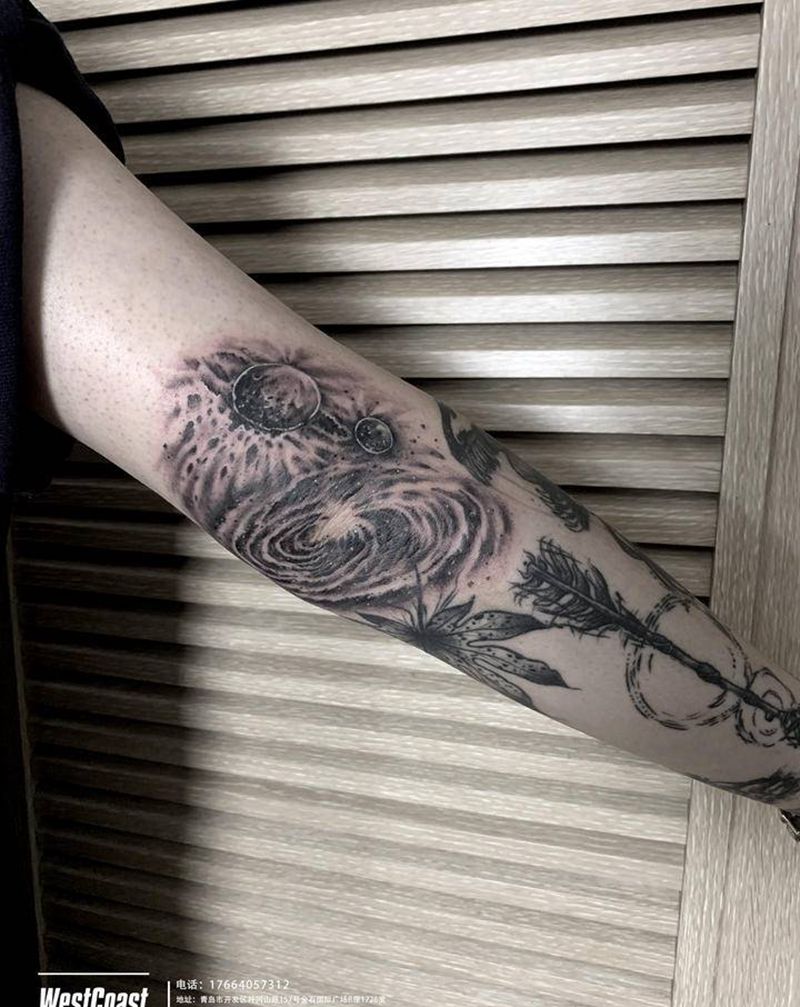 宇宙手肘纹身图片_手部欧美写实纹身图案