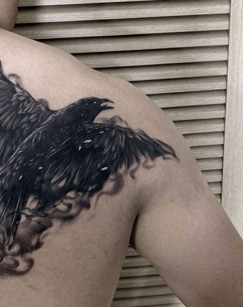 乌鸦纹身图片_背部欧美写实纹身图案