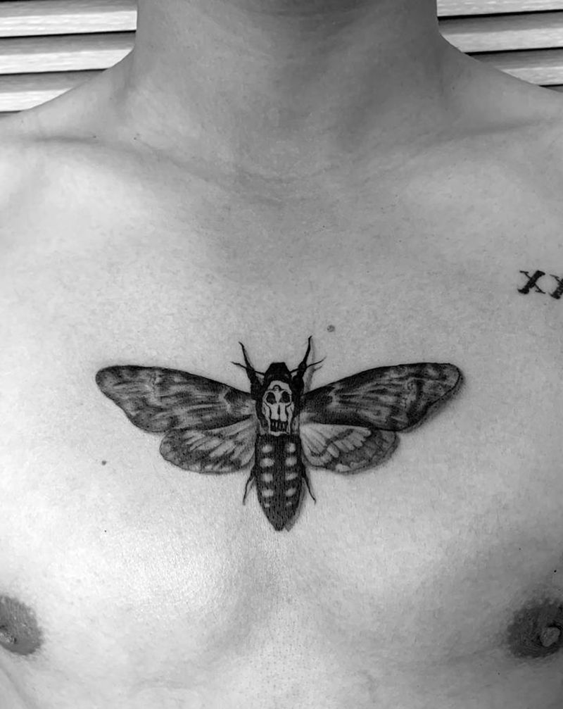 沉默的羔羊纹身图片_胸部欧美写实纹身图案