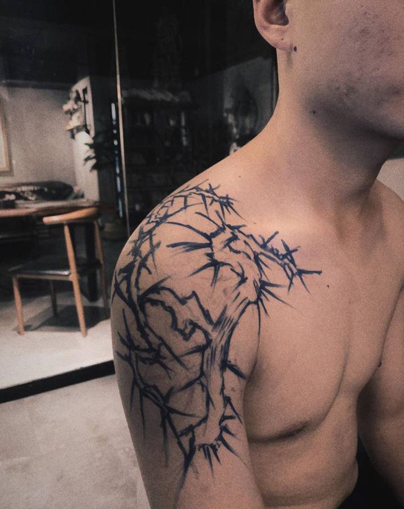 荆棘纹身图片_肩部点刺纹身图案