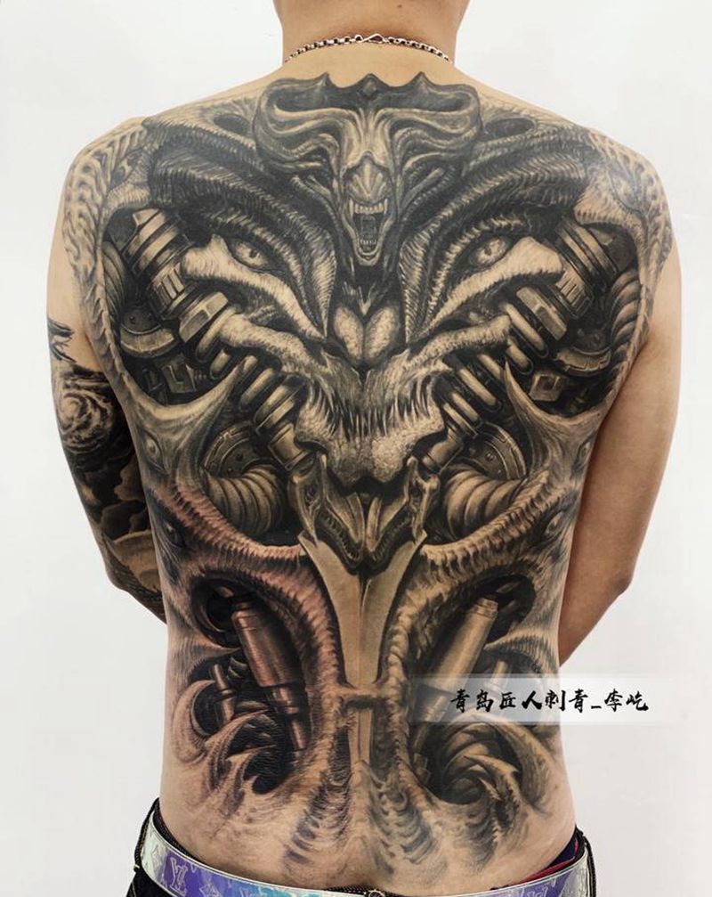 生化机械背纹身图片_背部新传统欧美写实机械 生化纹身图案