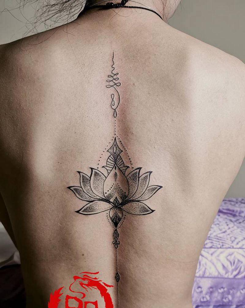 莲花纹身图片_背部点刺几何纹身图案