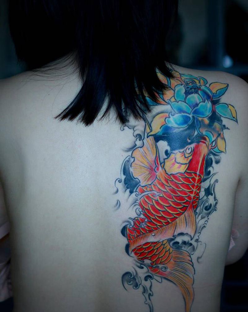 美女后背鲤鱼纹身图片_背部新传统鲤鱼荷花遮盖纹身图案