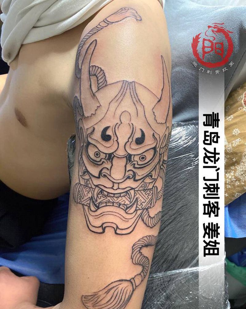 大臂班若牡丹纹身图片_手臂老传统New School纹身图案