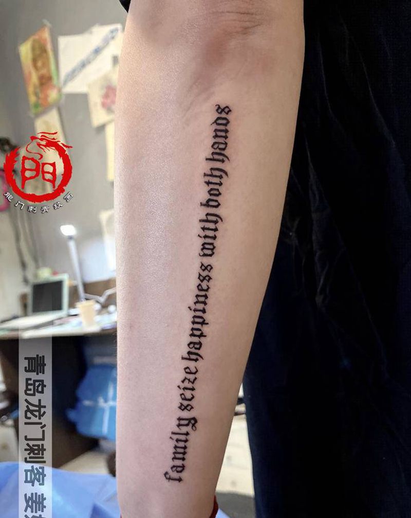 小臂后侧哥特体英文纹身图片_手臂花体字图腾纹身图案