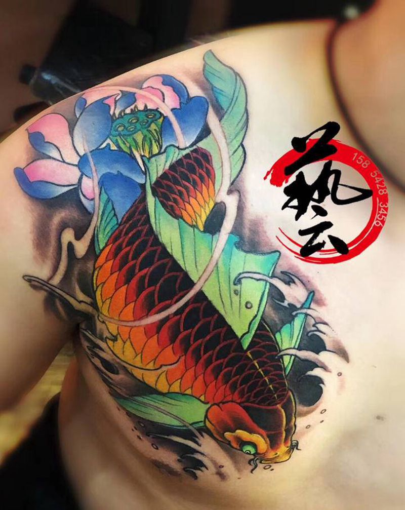 锦鲤纹身图片_胸部腹部新传统老传统纹身图案