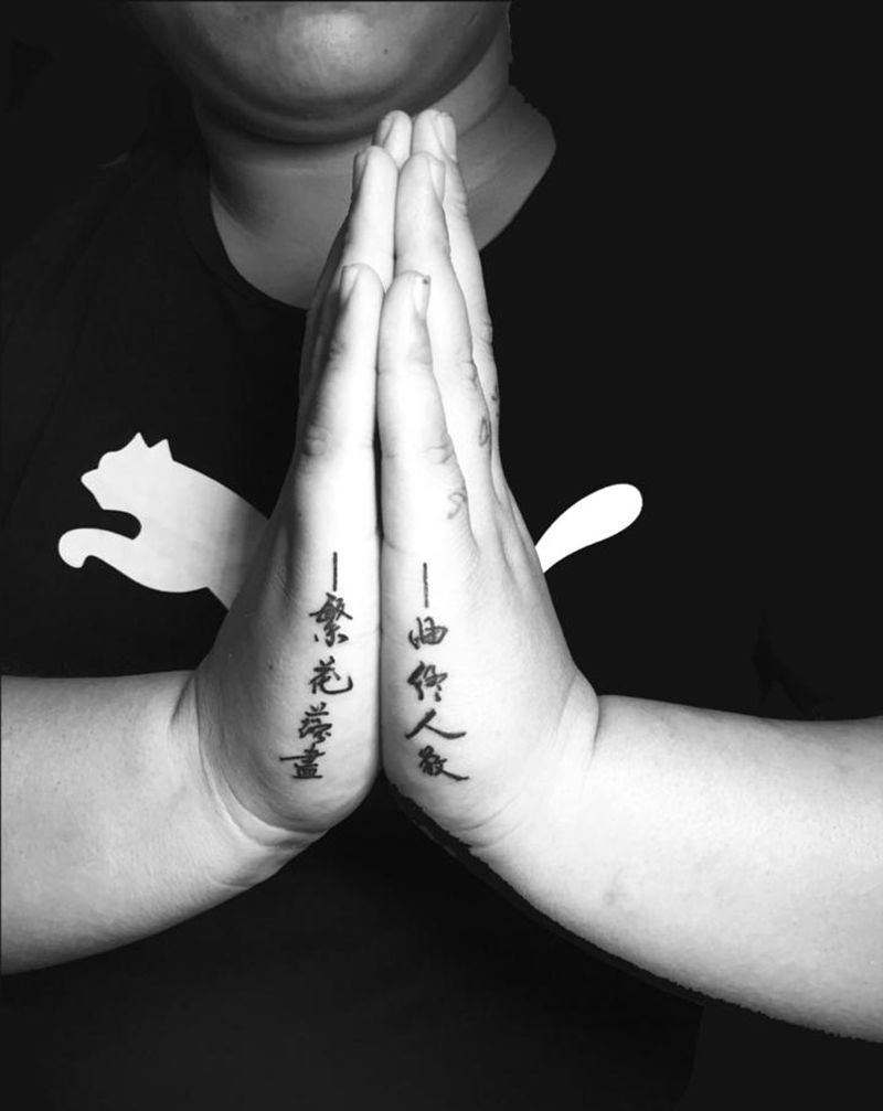 手掌侧面纹身 情侣纹身纹身图片_手臂手部新传统花体字纹身图案