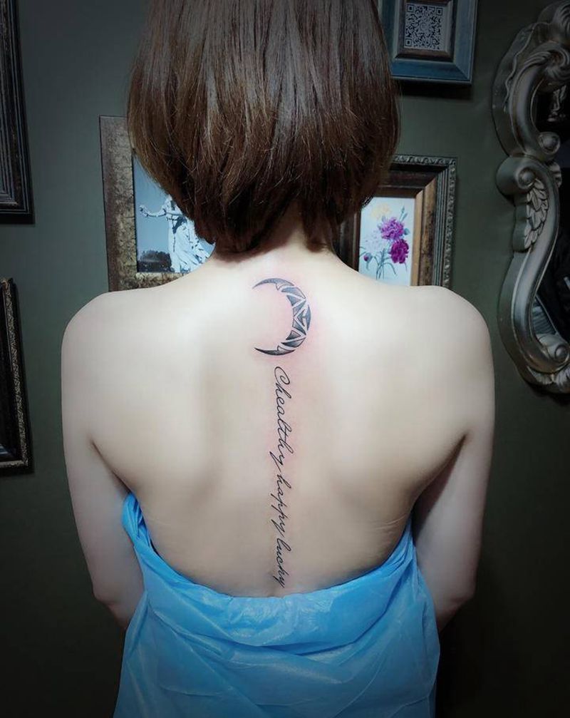 背部英文字母月亮小清新纹身图片_背部花体字纹身图案