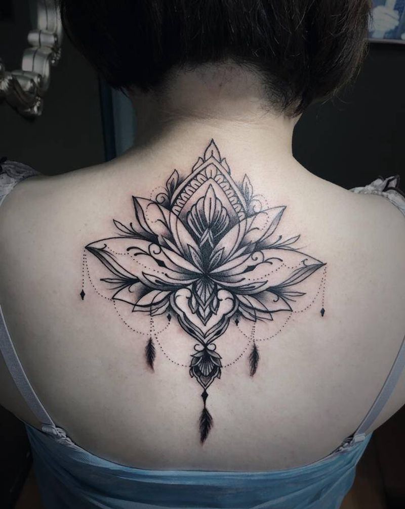 莲纹身图片_背部纹身图案