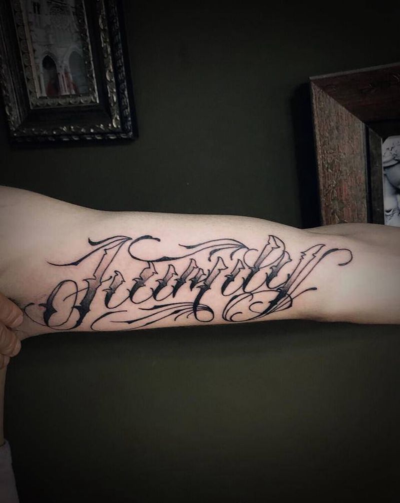 花体英文，羽毛遮盖纹身图片_手臂纹身图案
