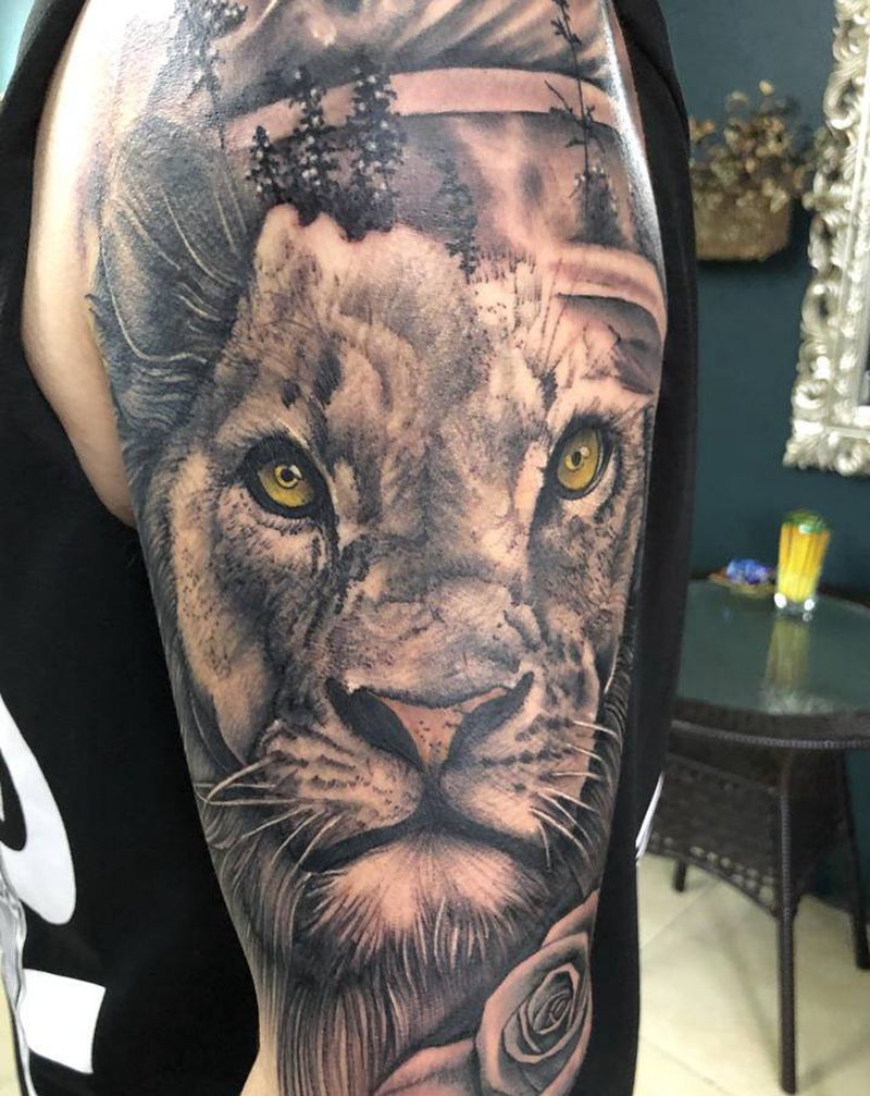 大臂写实狮子纹身图片_手臂纹身图案