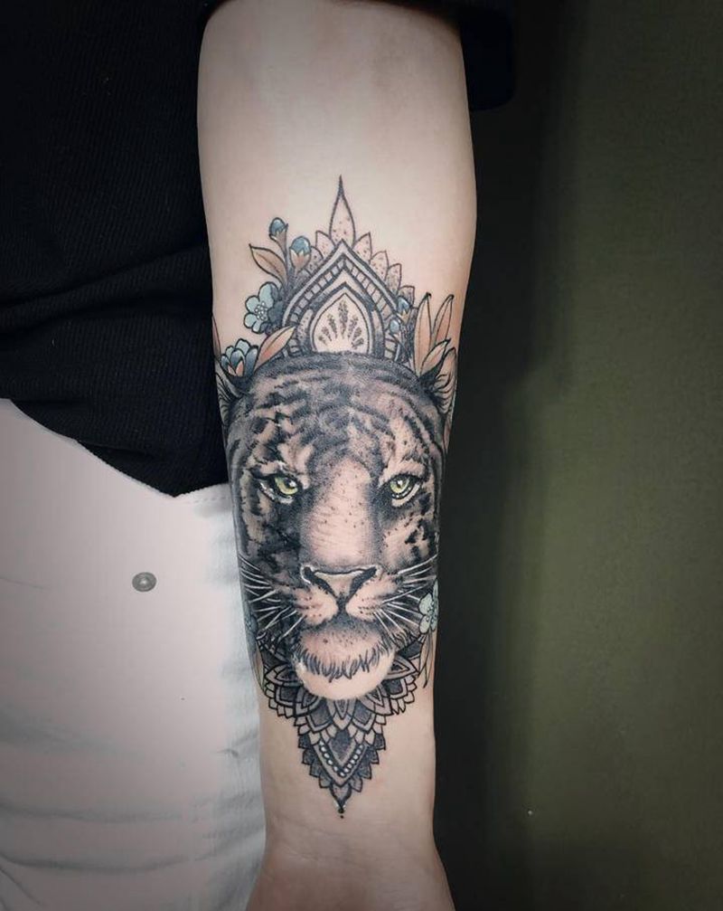 小老虎，遮盖了之前的字母纹身图片_手臂纹身图案