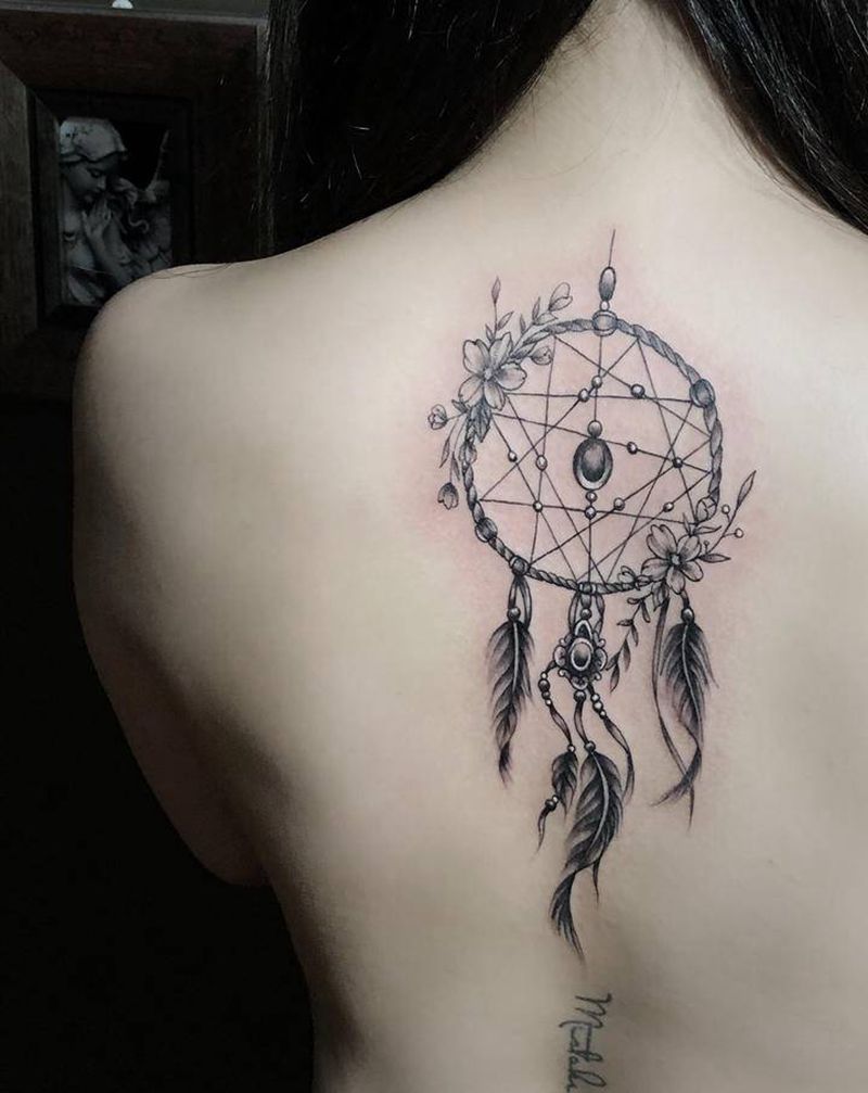 捕梦网纹身图片_背部纹身图案