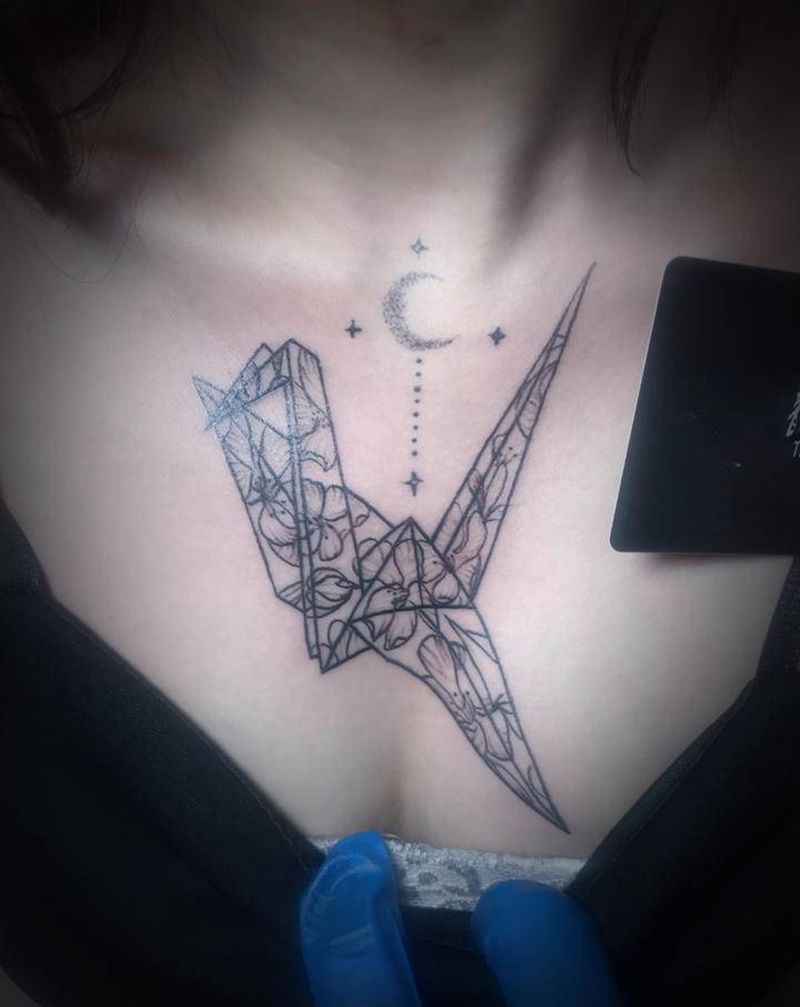 素花千纸鹤纹身图片_胸部纹身图案