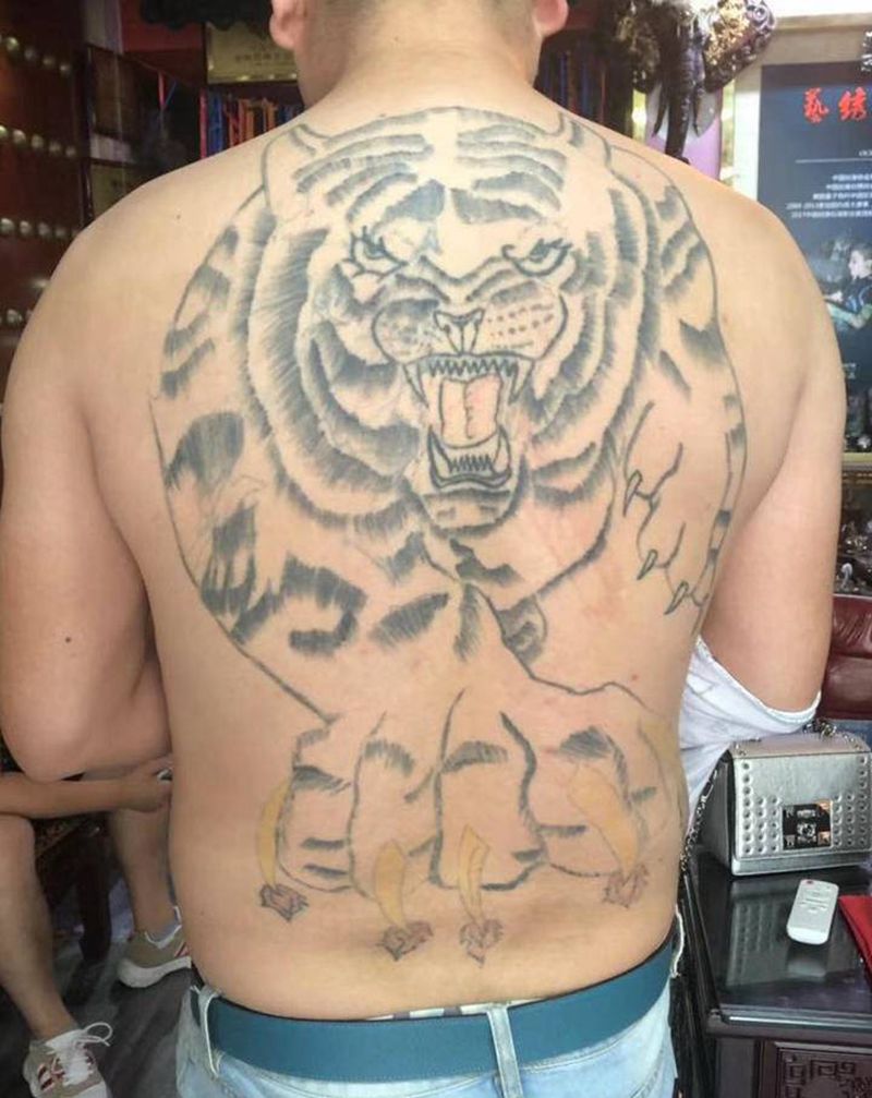 修复失败纹身纹身图片_背部欧美写实纹身图案
