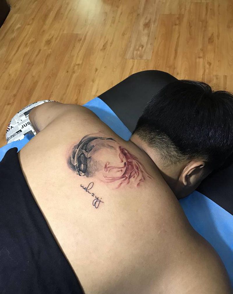 水墨鱼纹身图片_背部纹身图案